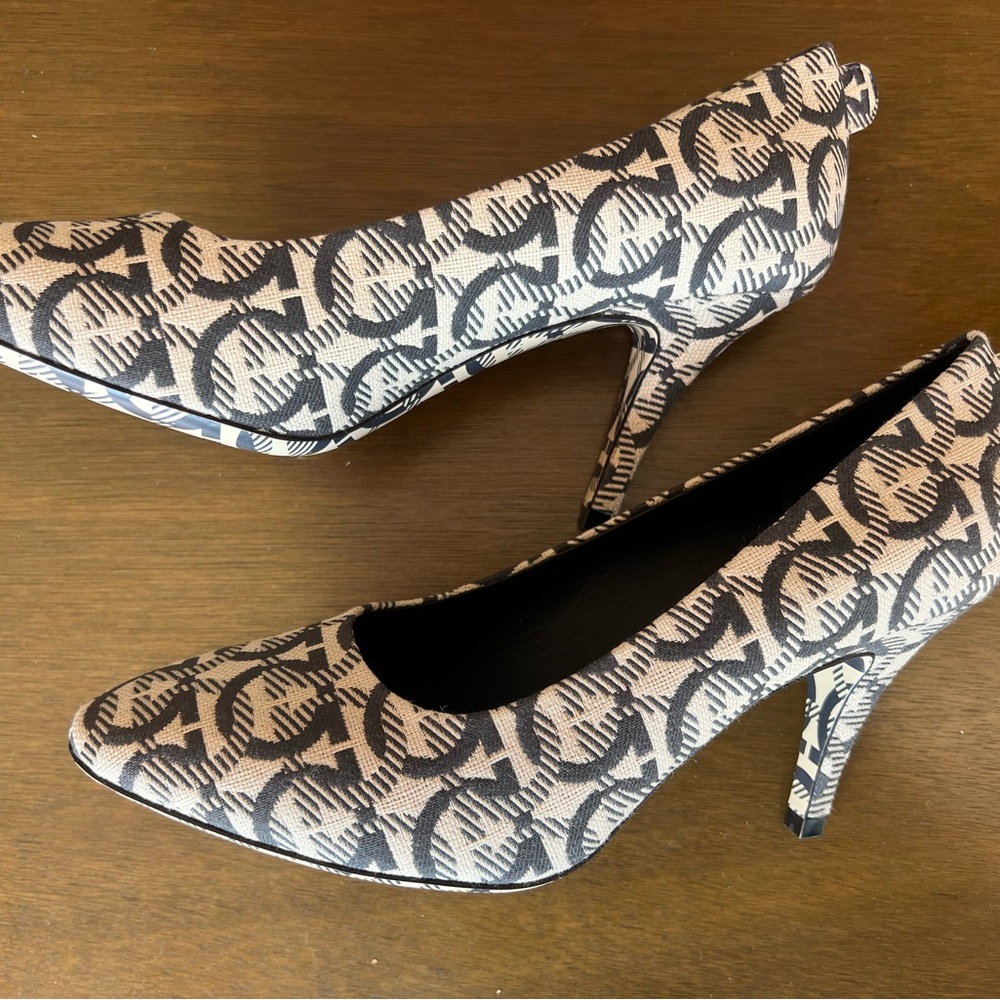 SALVATORE FERRAGAMO WOMEN'S  LOGO PRINT HIGH HEEL PUMP SHOES